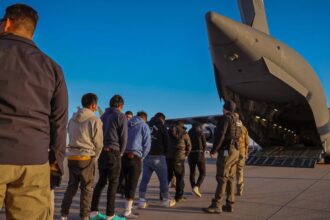 Мігранти, яких депортують зі США X / Прессекретарка Білого дому Керолайн Левітт