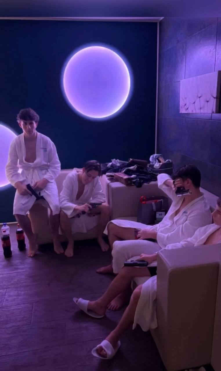 підлітки-мажори святкування зброя