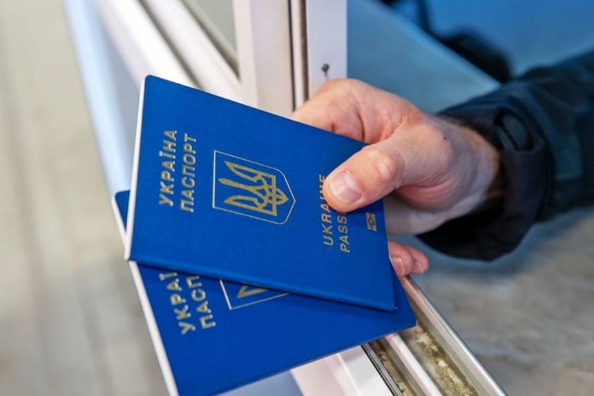 Уряд змінив правила перетину кордону для чоловіків, що перевозять гумдопомогу