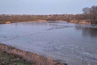 У Херсонській області діти провалились під лід