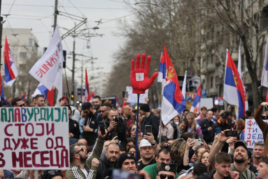 Масові протести в Белграді: понад 100 000 людей вийшли на вулиці