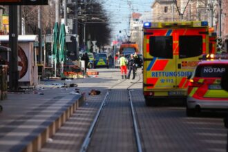 У Мангаймі автомобіль наїхав на натовп: є жертви та постраждалі