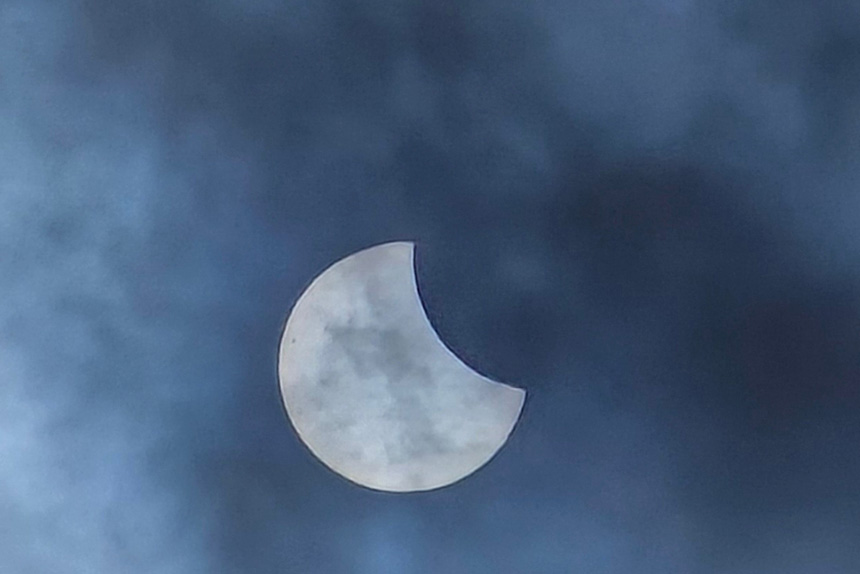 Українці спостерігали за сонячним затемненням