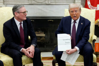 Трамп готується до нових торгових угод і мирних переговорів у наступні 100 днів, кажуть офіційні особи