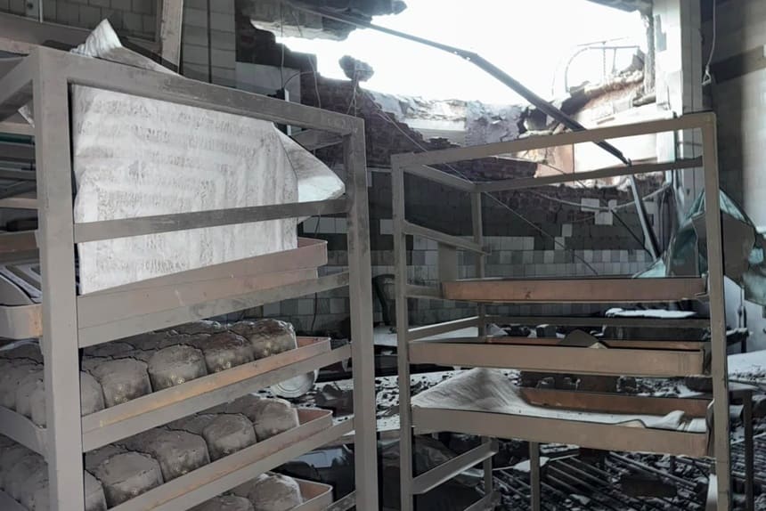 У Сумах росіяни вдарили по цеху, де випікали паски