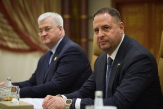 Єрмак, Умєров та Сибіга прилетіли до Франції на зустріч з «коаліцією охочих»