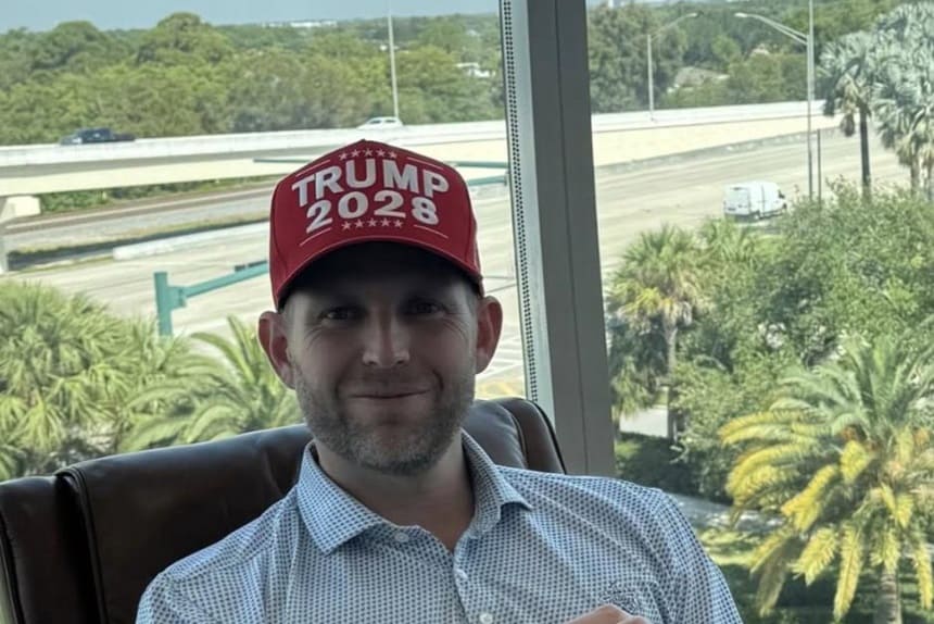 Cин президента США Дональда Трампа Ерік у передвиборчцій кепці