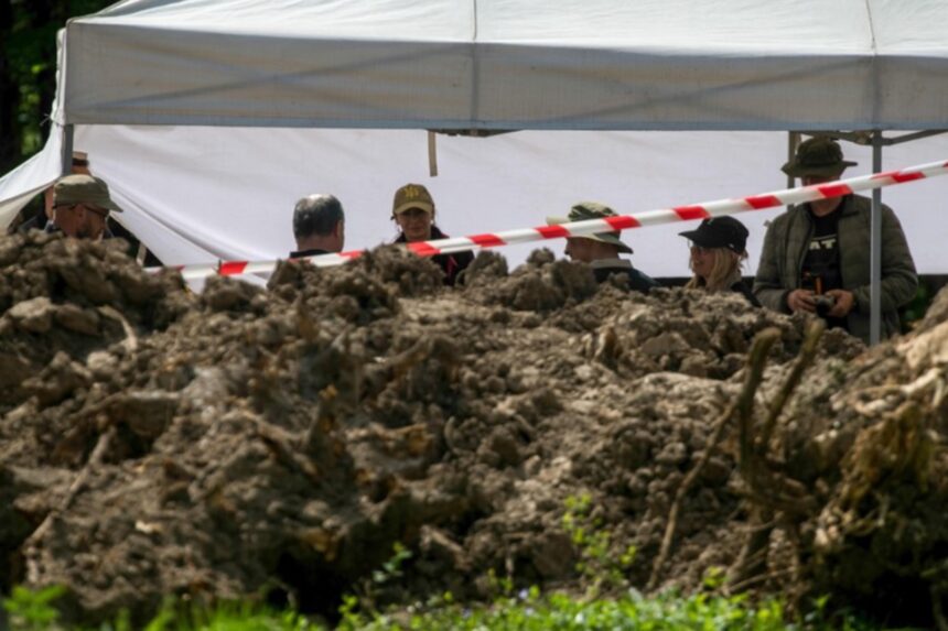 У Пужниках завершують ексгумацію тіл: знайдено понад 30 останків