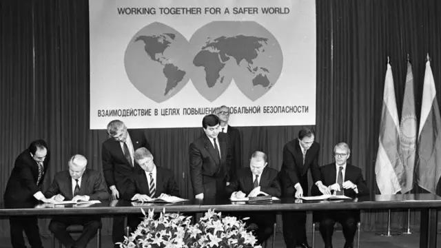 Підписання Будапештського меморандуму – фото Укрінформ